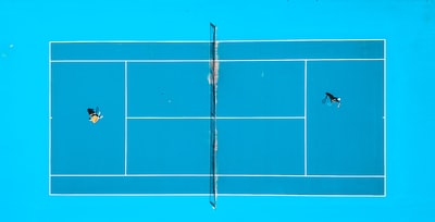 两个人打网球的航拍照片